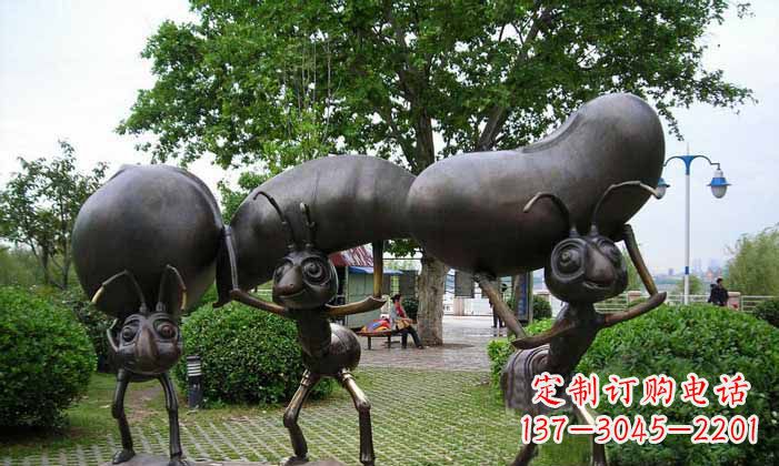 大同蚂蚁之美搬运粮食的公园铜雕