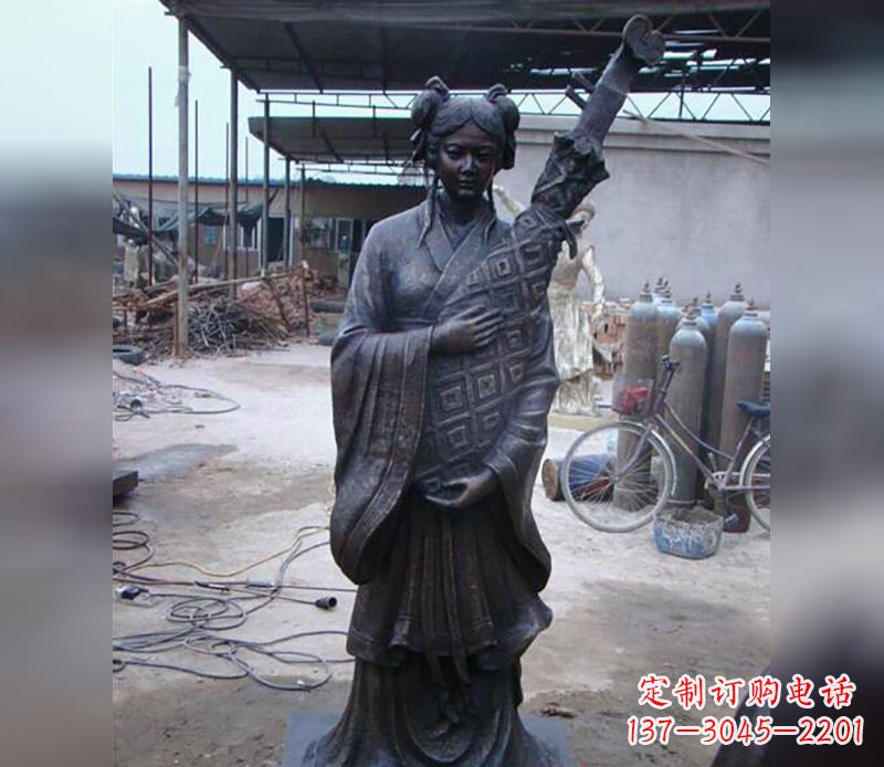 大同抱乐器女人公园人物雕塑