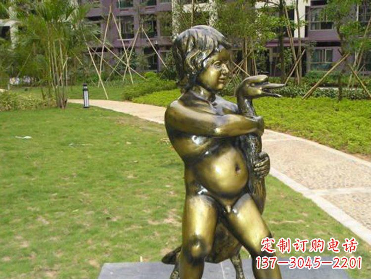 大同抱着鹅的男孩城市玻璃钢仿铜景观雕塑