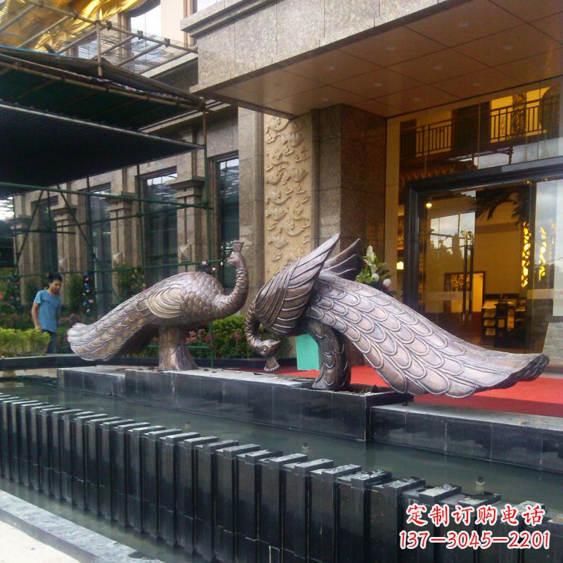 大同宾馆门口铜雕孔雀