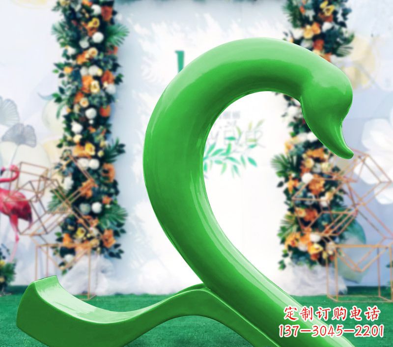 大同新颖抢眼的玻璃钢爱心天鹅雕塑