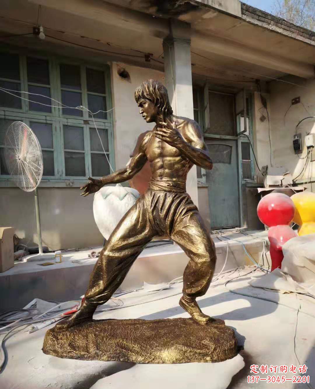 大同铜像传奇——李小龙雕塑