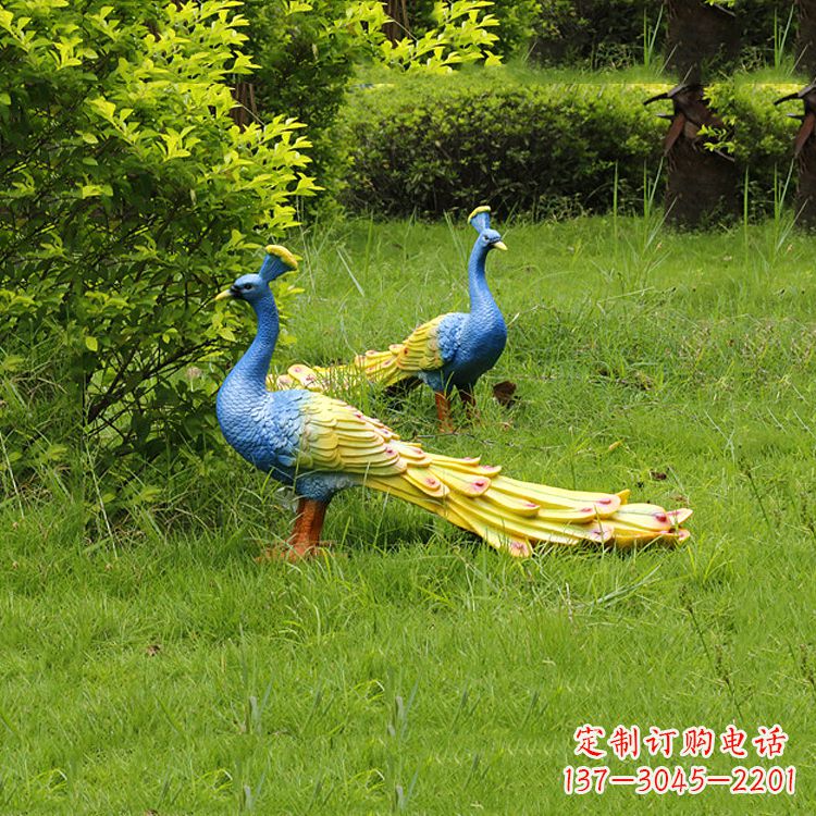 大同玻璃钢孔雀雕塑——艺术点缀公园草坪