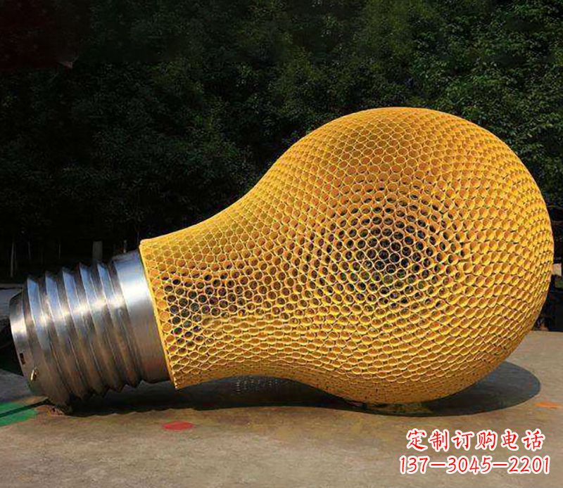 大同不锈钢灯泡雕塑灯光下的美丽