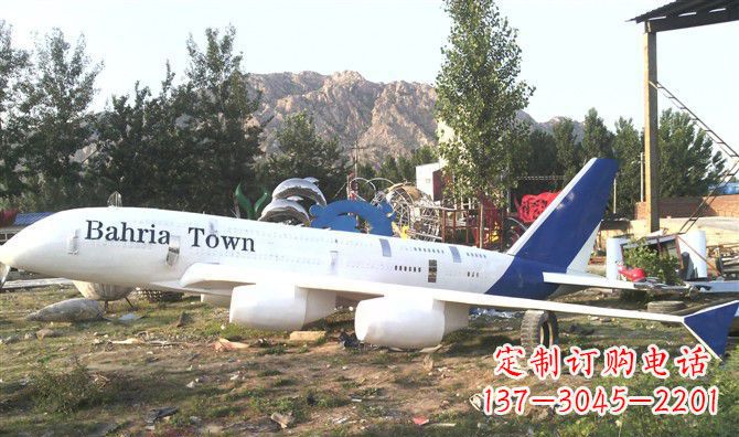 大同静静躺在大地上的不锈钢飞机雕塑