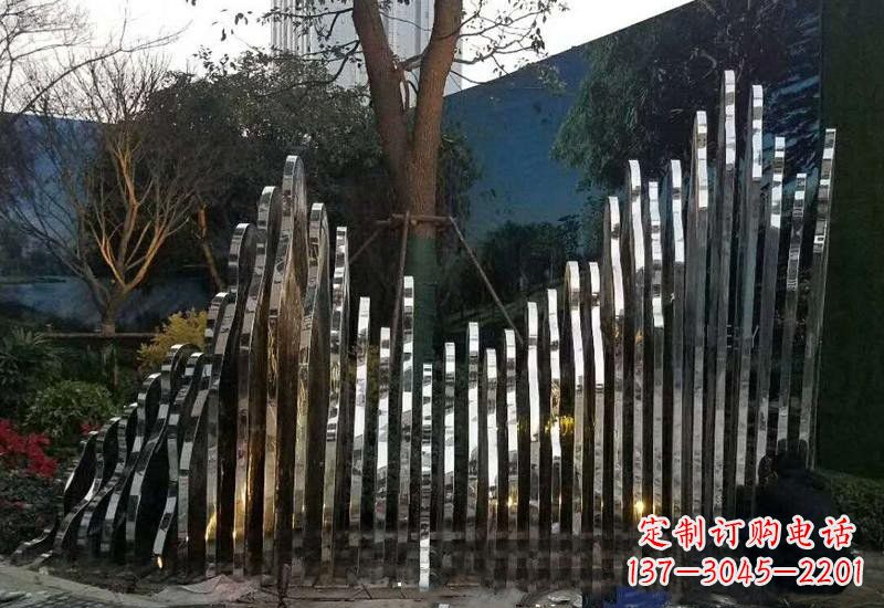大同不锈钢公园里的假山雕塑