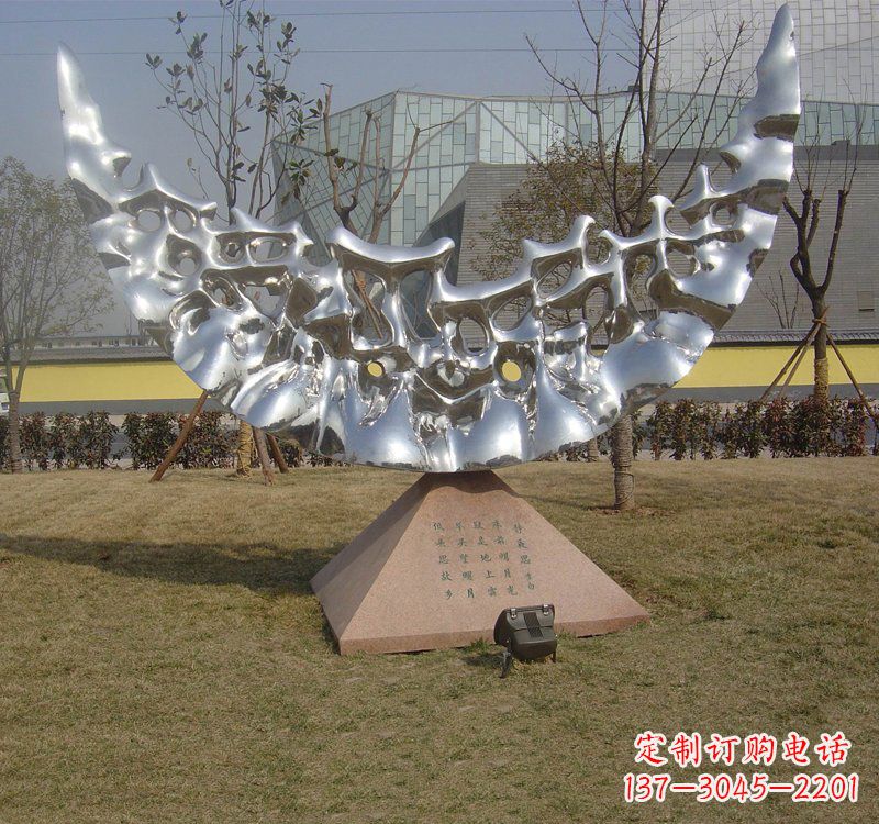 大同不锈钢公园抽象月亮雕塑