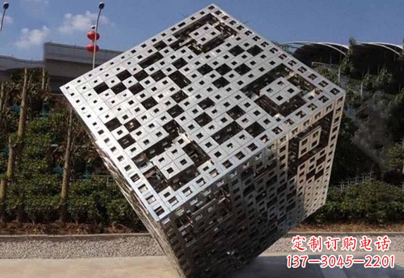大同不锈钢广场上的魔方雕塑
