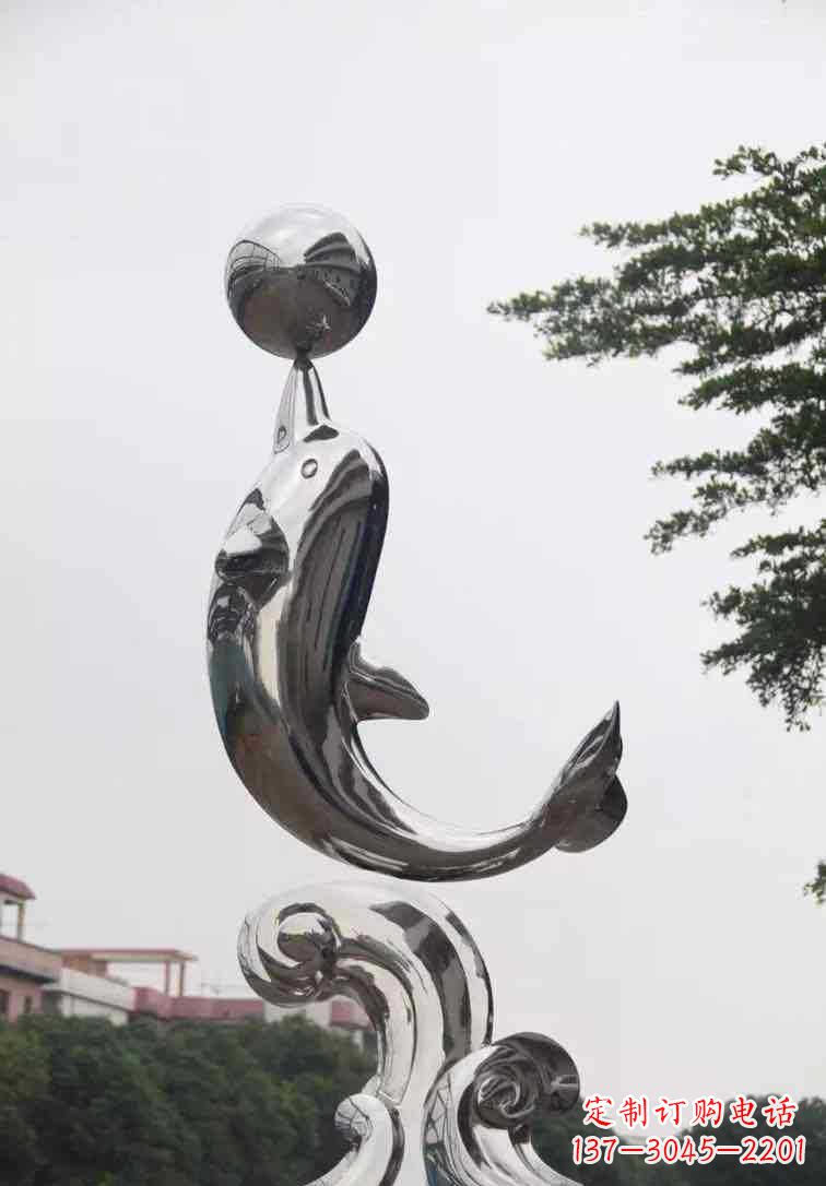大同海豚雕塑增添不锈钢广场的魅力
