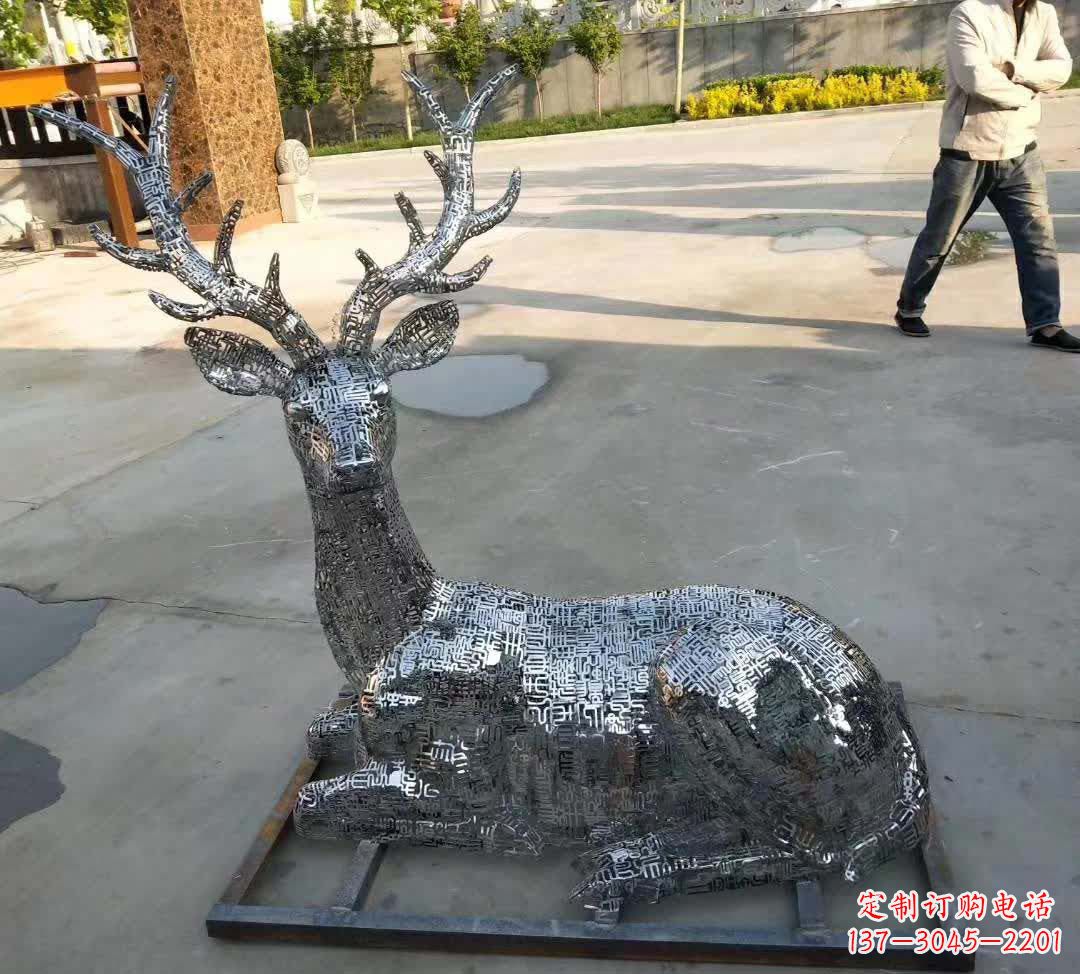 大同梅花鹿雕塑点缀不锈钢广场星空