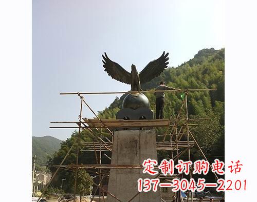 大同不锈钢老鹰踩地球雕塑缅怀大自然之美