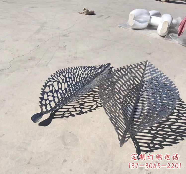 大同不锈钢园林镂空树叶雕塑给空间增添美感