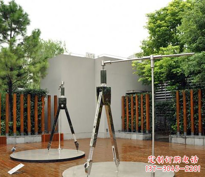 大同以不锈钢精雕细琢的圆规雕塑
