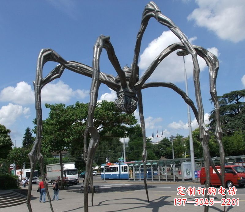 大同蜘蛛侠雕塑点缀不锈钢的景观