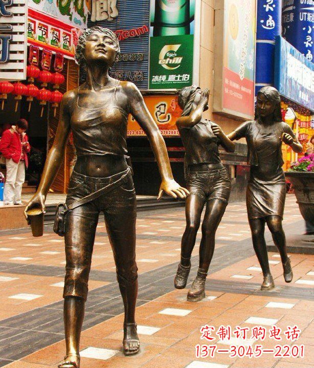 大同步行街逛街的女孩以铜雕的形式永久保存