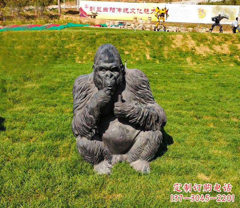 大同猩猩雕塑——草坪猩猩公园的艺术精品