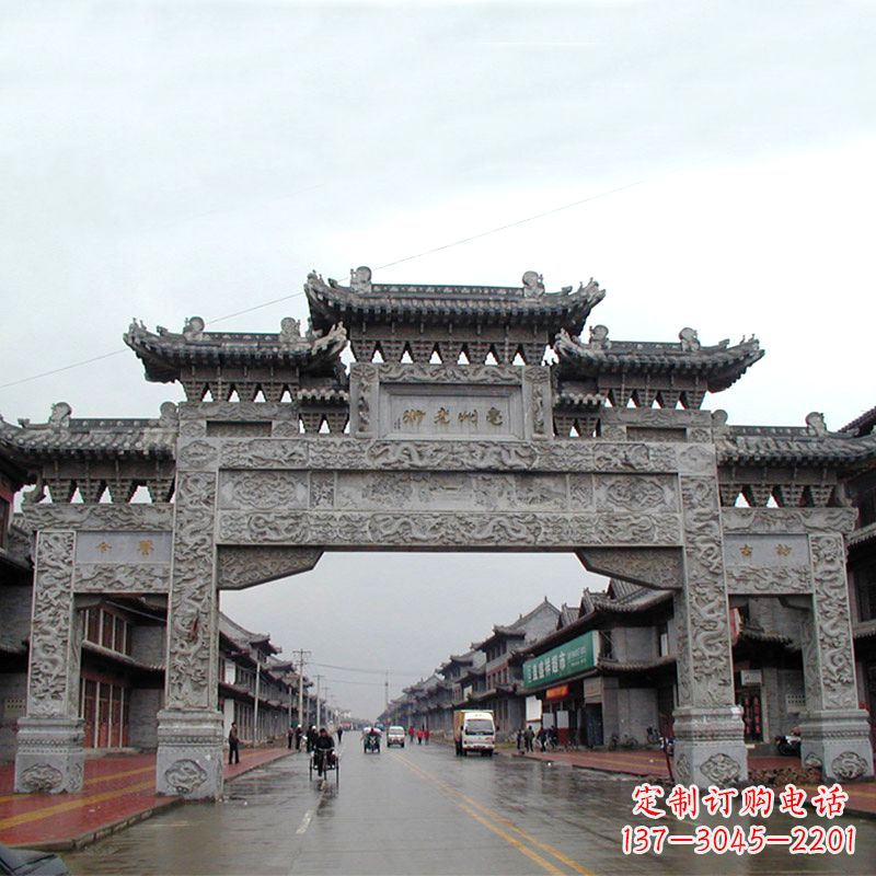 大同城市街道上的历史风貌——仿古石牌楼