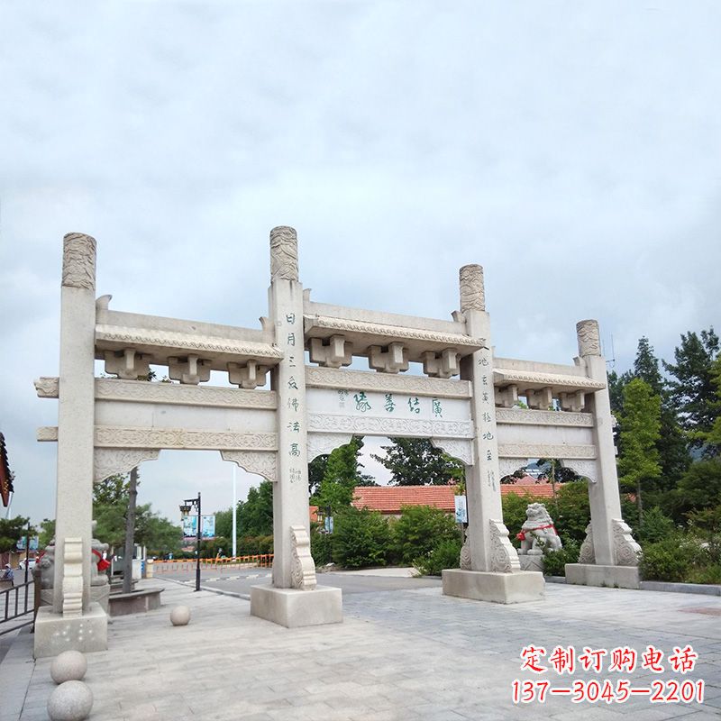 大同城市街道上的牌坊雕塑