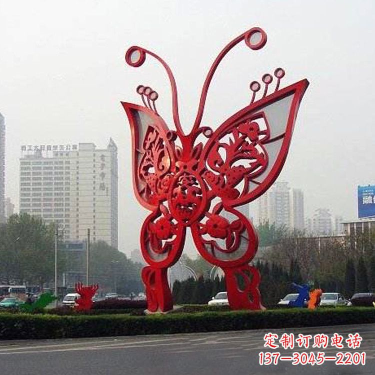 大同绿化带上的大型红色蝴蝶雕塑