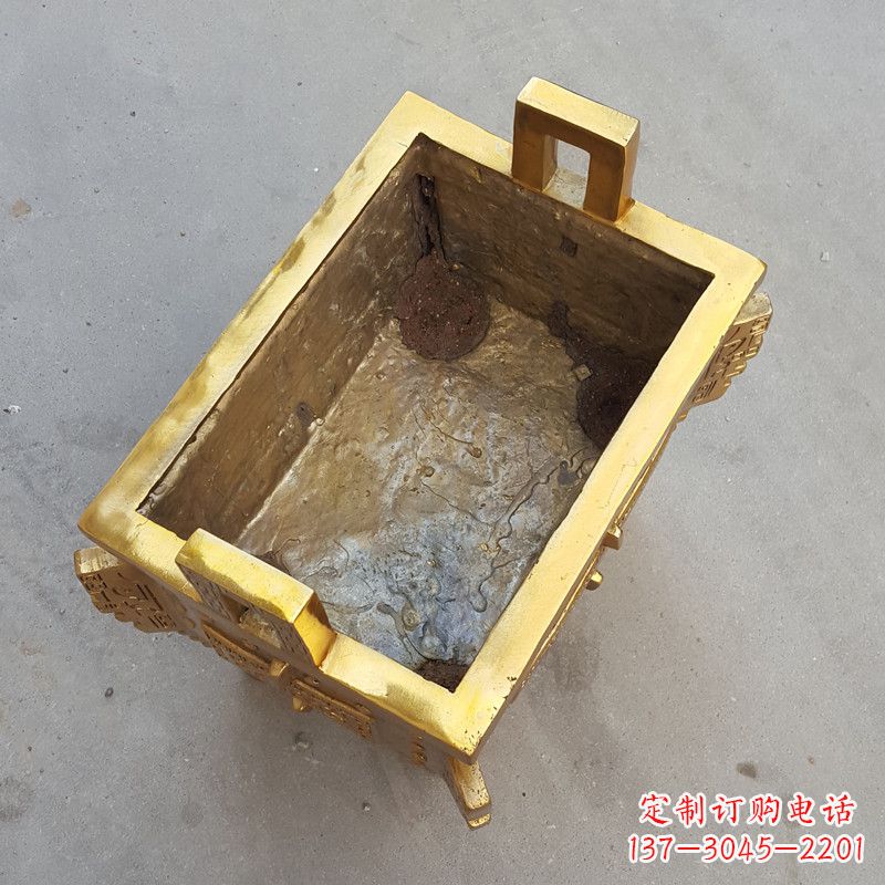 大同以纯铜铸造的金色香炉鼎