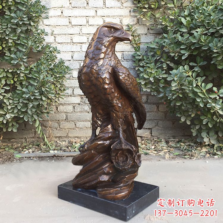 大同铸造精美的老鹰雕塑