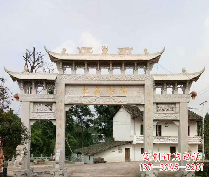 大同村口三门石雕牌楼精美的雕塑杰作