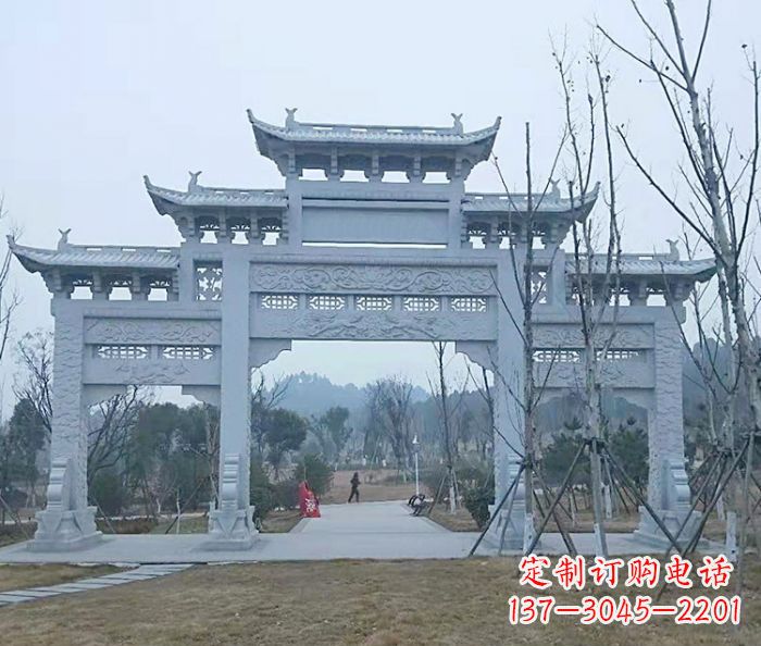 大同村口三门石雕牌楼古朴华丽