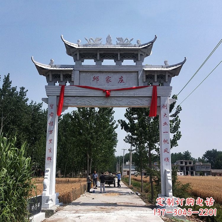 大同古村落中的石牌坊雕塑