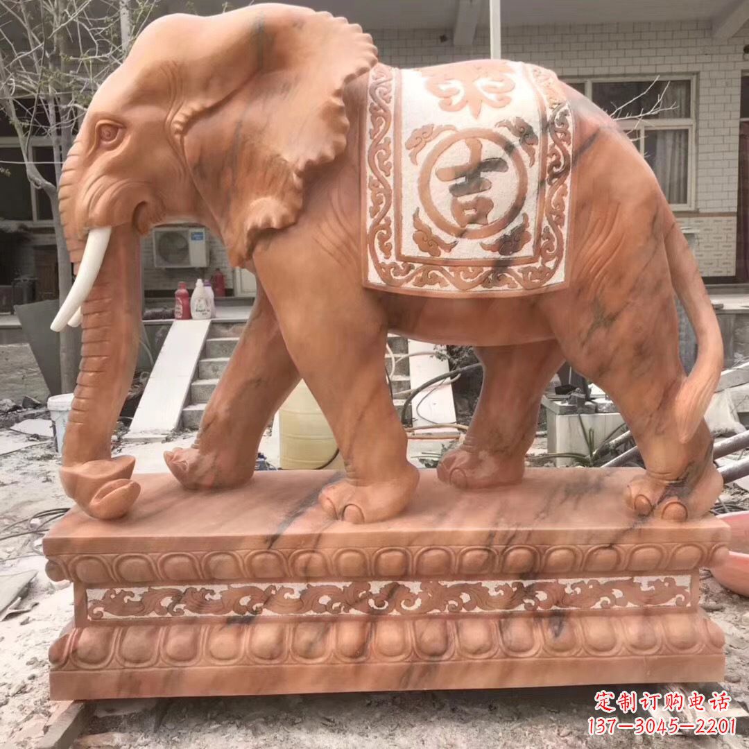 大同欣赏传统工艺精湛的大象雕塑
