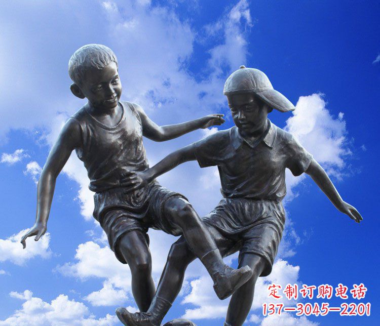 大同儿童踢球校园玻璃钢仿铜景观雕塑