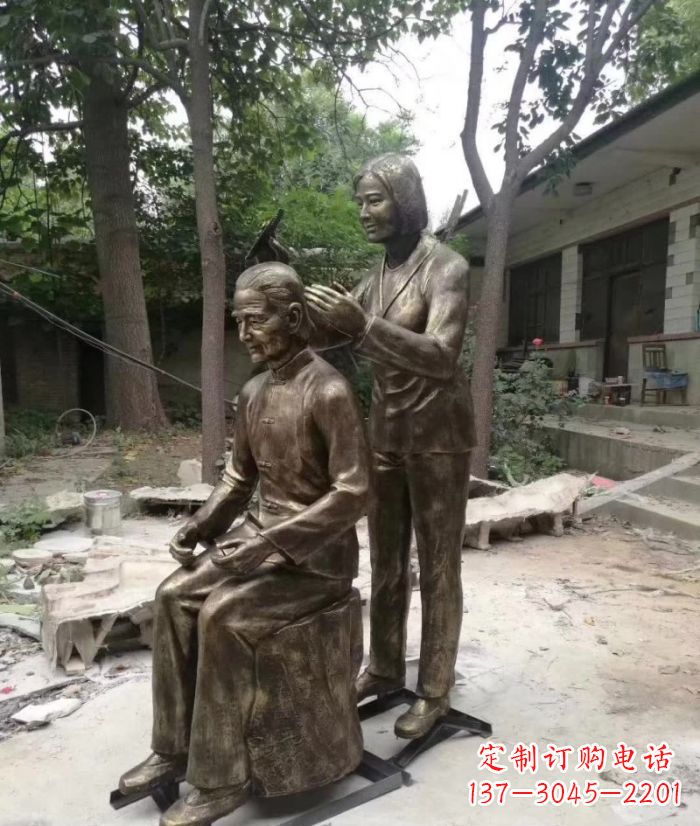 大同给母亲梳头人物铜雕 (2)