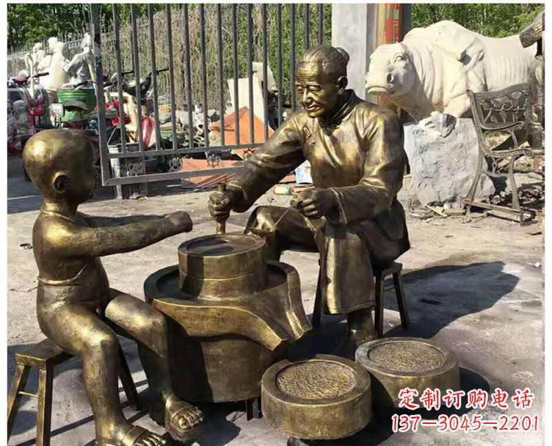 大同传承传统,细节丰富的把老人磨豆浆雕塑