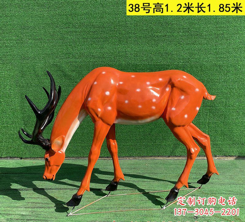 大同以玻璃钢精心制作的梅花鹿雕塑