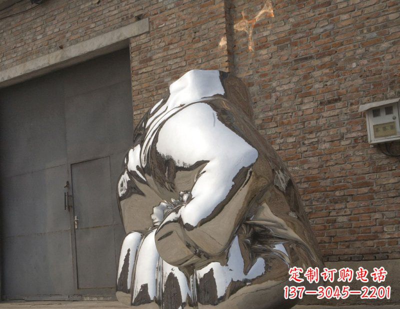 大同冰冷威力,让精神抖动的不锈钢拳头雕塑