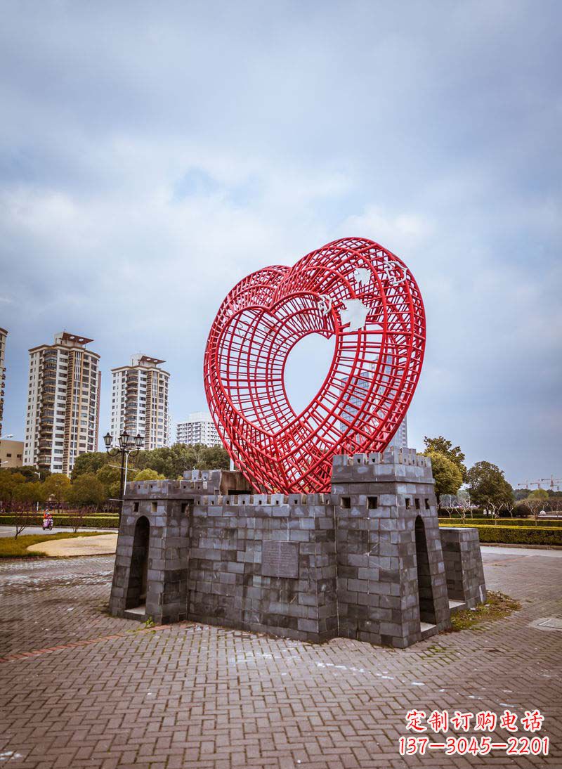 大同拥抱和平的心以心型和平鸽雕塑传递心意