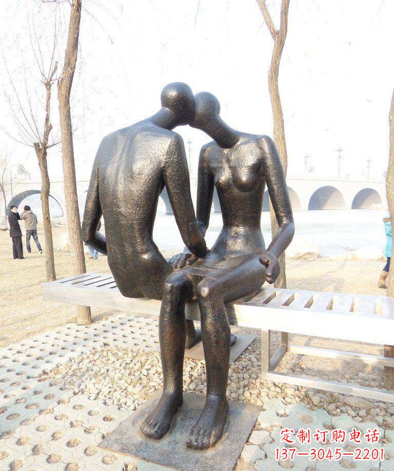 大同公园抽象亲吻的情侣景观铜雕