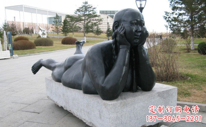 大同趴着的胖女孩铜雕塑