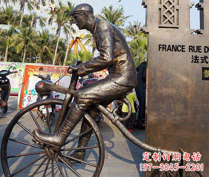 大同公园骑自行车的西方人物小品铜雕