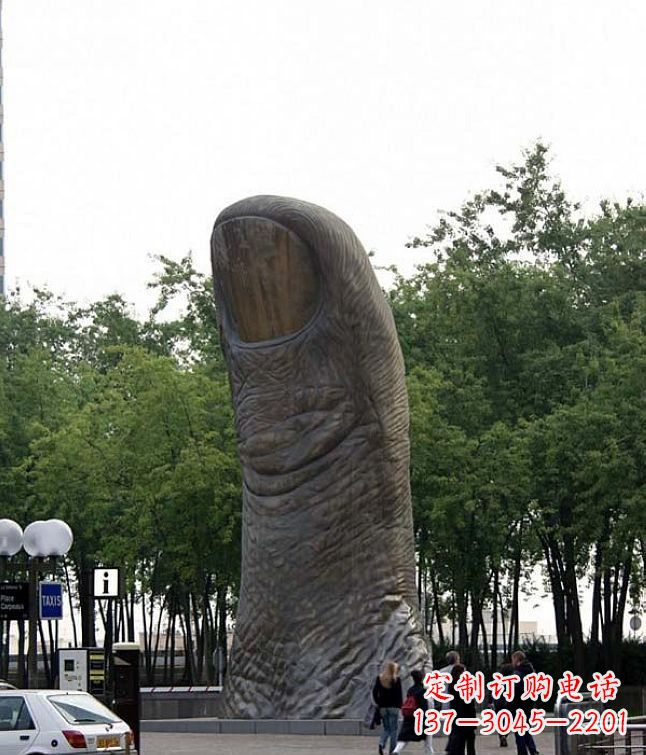 大同公园竖着的大拇指景观铜雕