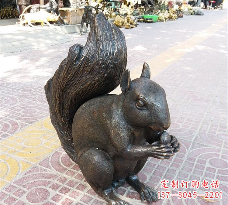 大同令人惊叹的松鼠铜雕塑
