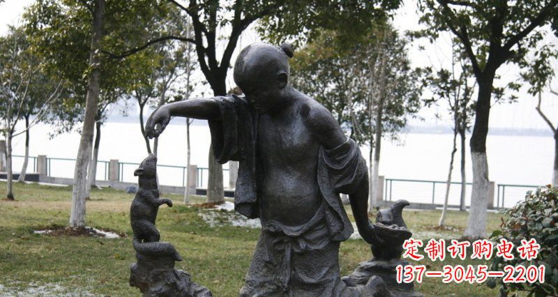 大同公园喂松鼠的小孩小品铜雕