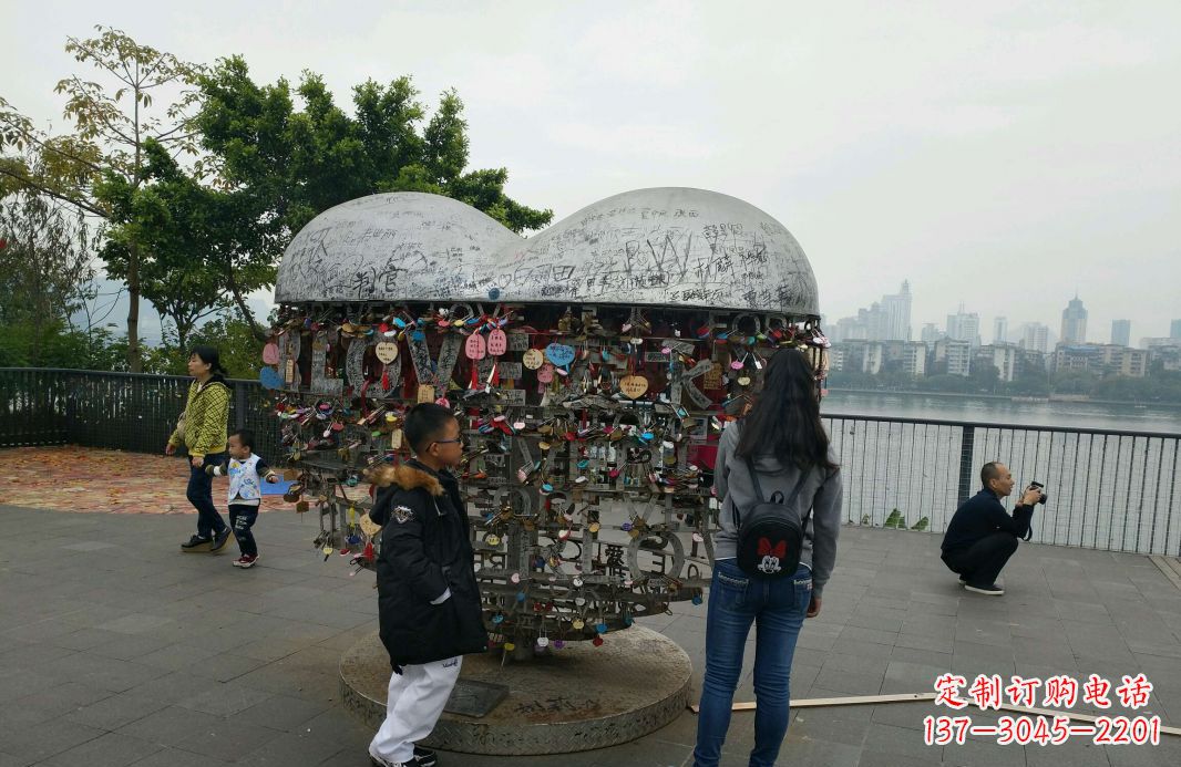 大同不锈钢英文字母镂空景观雕塑