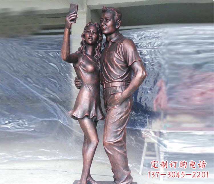 大同广场铜雕情侣拍照人物雕塑