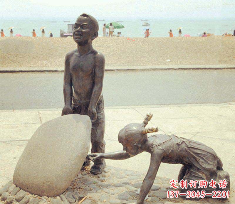 大同海边抬石头的小孩铜雕