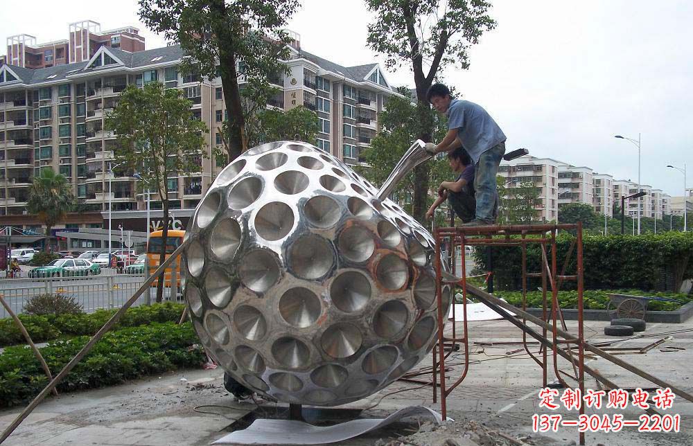 大同精心打造的街边苹果雕塑