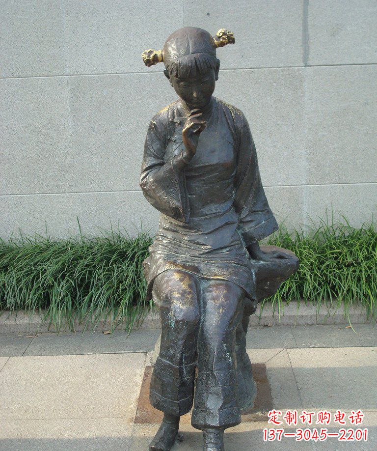 大同街边低头思考的女孩景观铜雕