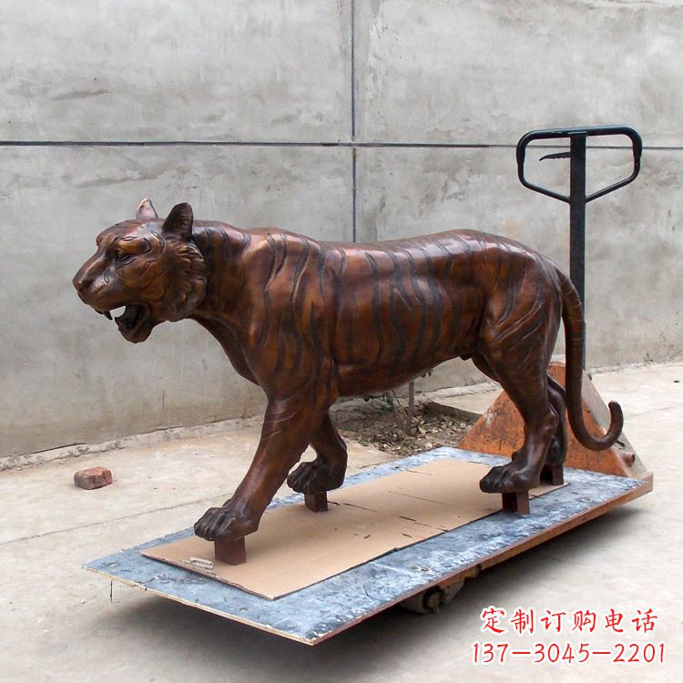 大同活力四射的老虎铜雕塑