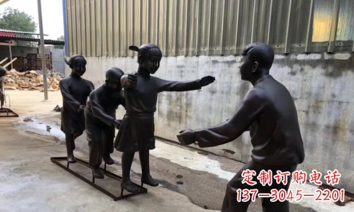 大同华中领雕塑出品——老鹰捉小鸡铜雕