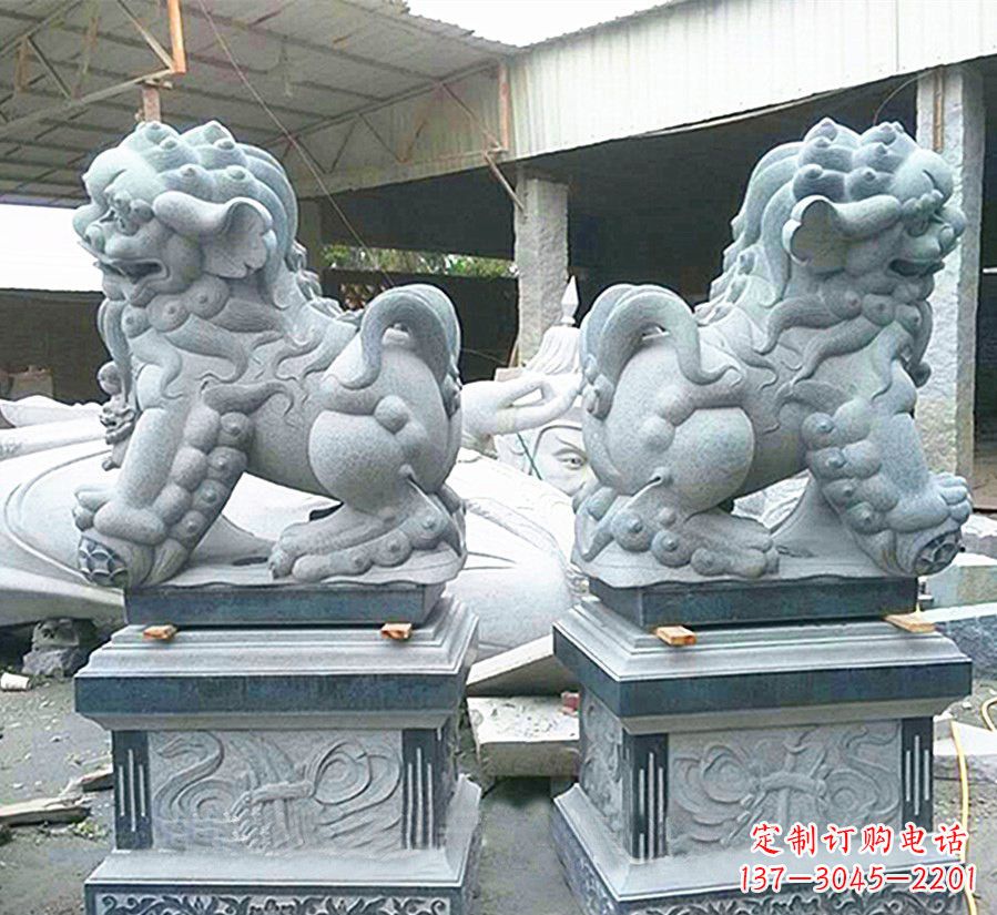 大同南方狮子献钱狮石雕,精美狮子雕塑为您庆祝