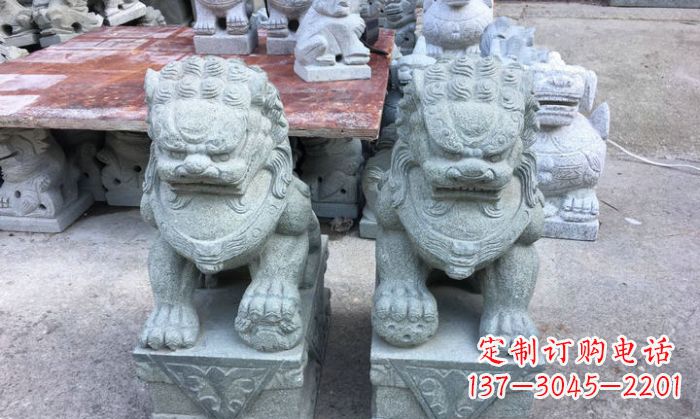 大同青石踩球狮子看门石雕,精致雕塑令门口更加精彩
